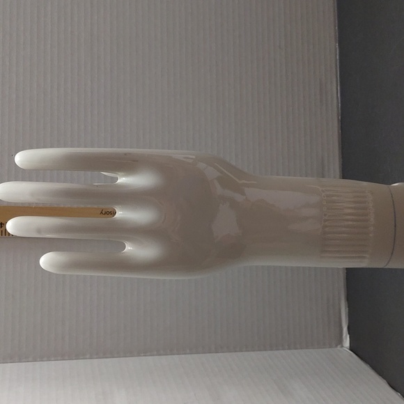 A vintage large ceramic porcelain hand glove mold - Picture 4 of 6